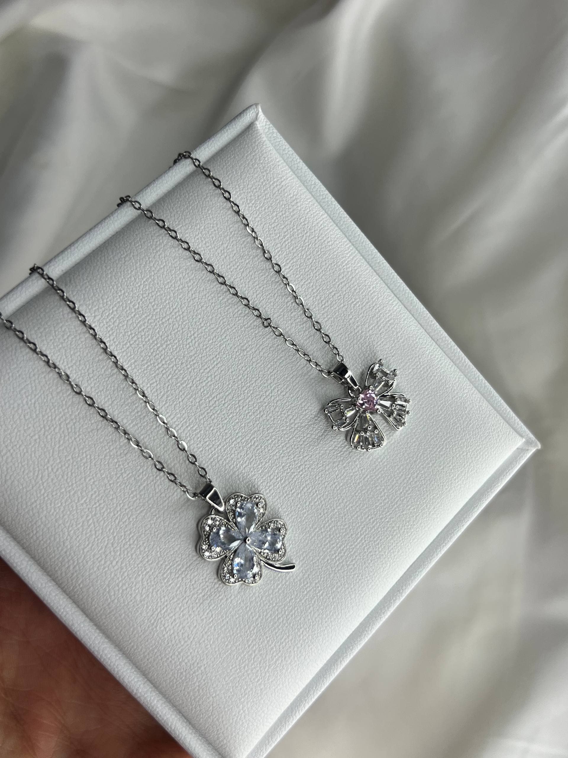 Collier 😍 — Un joli collier est encore disponible ! Pour commander via WhatsApp avec livraison gratuite le lendemain, contactez-nous sur WhatsApp 🫶🩷